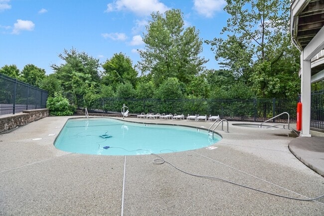 Building Photo - 614 Pond St