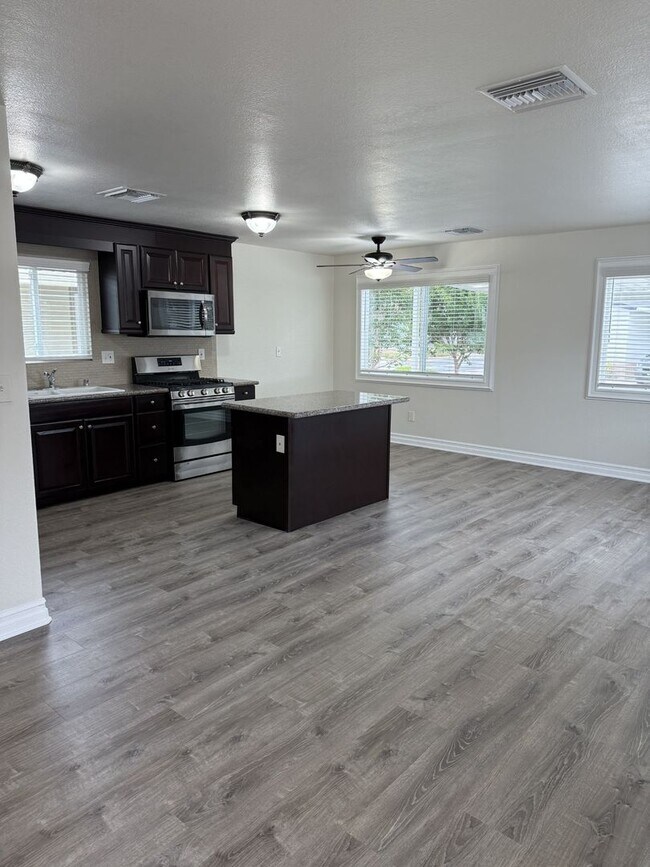 Building Photo - MOVE IN READY