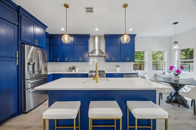 Building Photo - 515 E 9th St