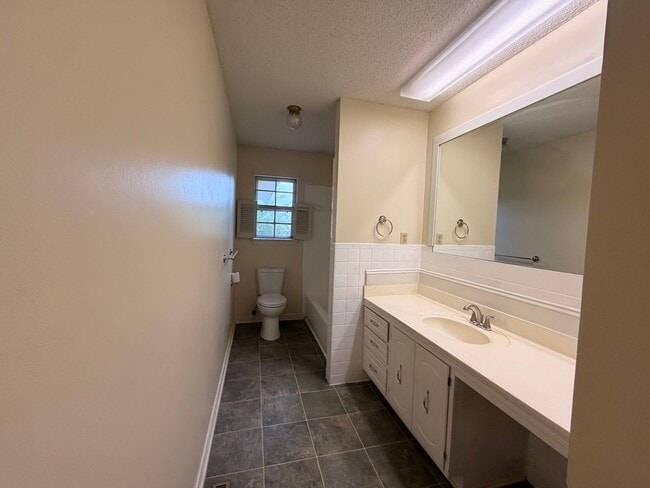 Building Photo - Discover a comfortable 3-bedroom, 2-bath home located on the west side of Russellville, AR.