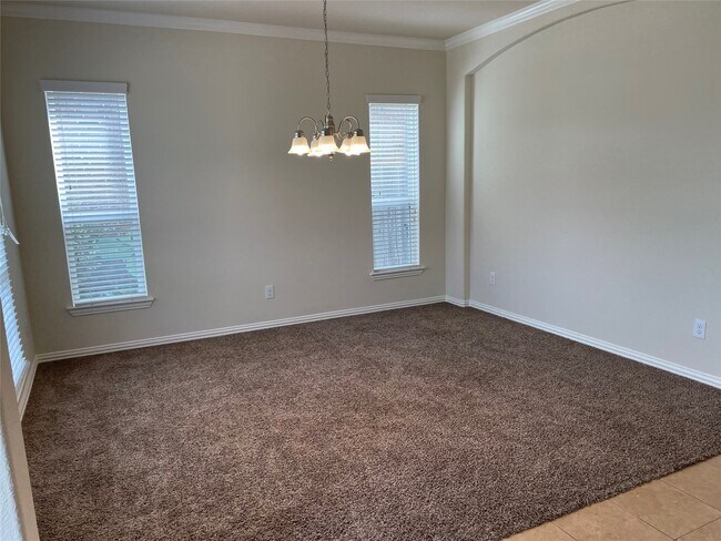 Building Photo - 627 Oak Cir Dr E