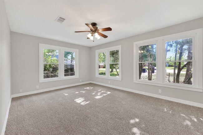 Building Photo - 729 Loggins Dr
