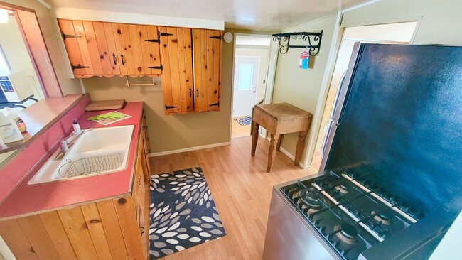 Building Photo - Adorable 2 bed 1 bath home with great views!