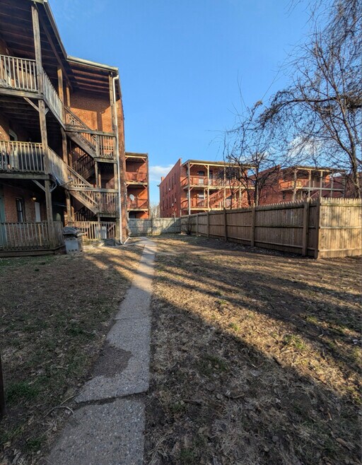 Building Photo - 905 Park St