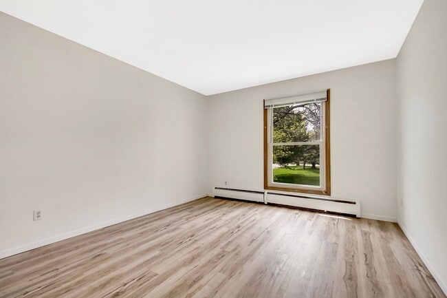 Building Photo - 1 Bedroom, 1 Bath open floor plan close to...