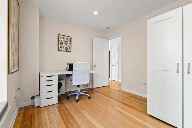 Building Photo - 2 Clarendon St