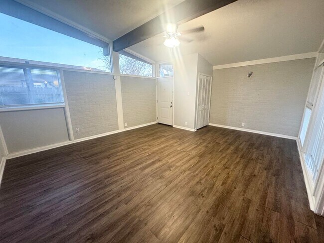 Building Photo - 1111 N Carrizo St