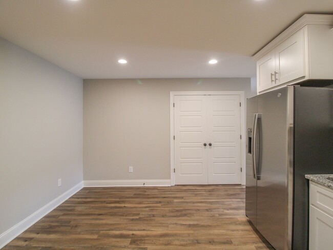 Building Photo - MOVE IN Special - 1st Month Rent FREE - Ca...