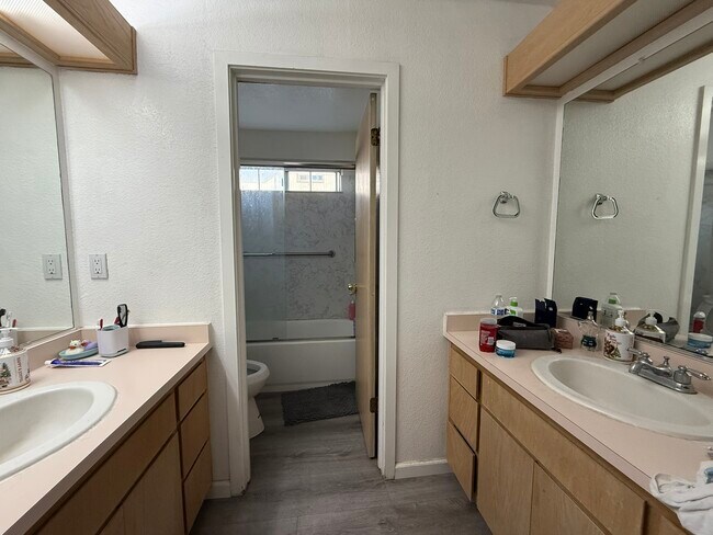 Building Photo - 2802 Sycamore Ln