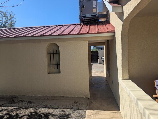 Building Photo - 1103 W San Antonio St