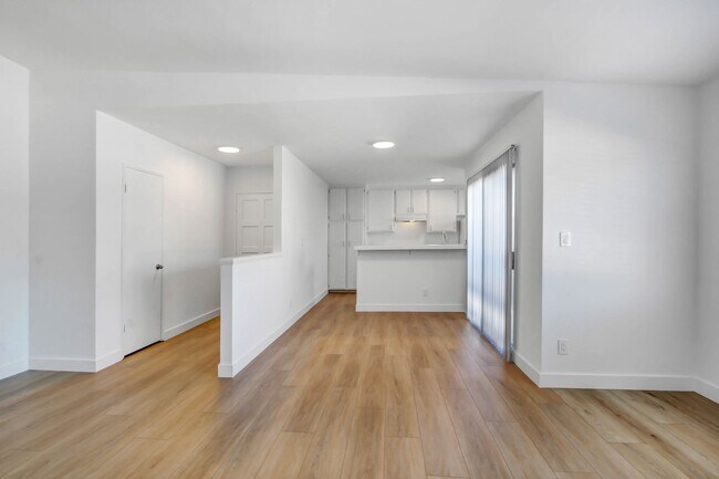 Building Photo - 817 Hill St