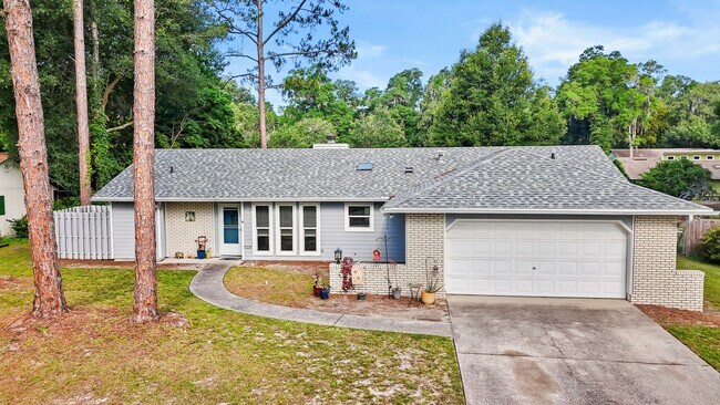 Building Photo - Beautifully updated 3 bedroom 2 bath home ...