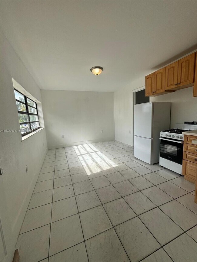 Building Photo - 1660 SW 24th Ave