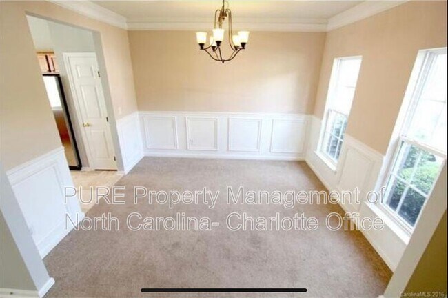 Building Photo - 6033 Queens Walk Ct