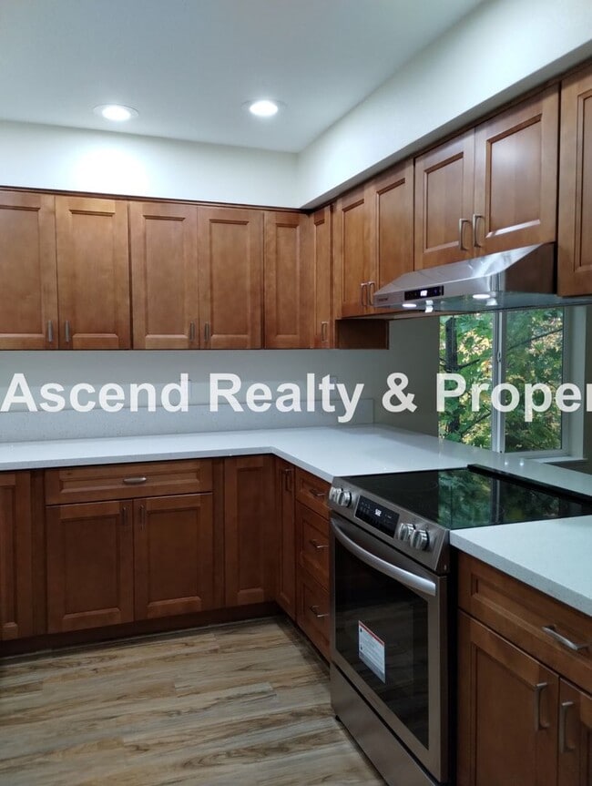 Building Photo - Price Reduced! Beautifully Updated 2 Level...