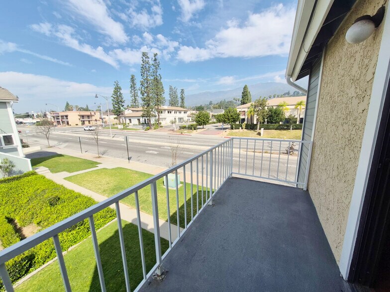 Building Photo - 1836 E Huntington Dr