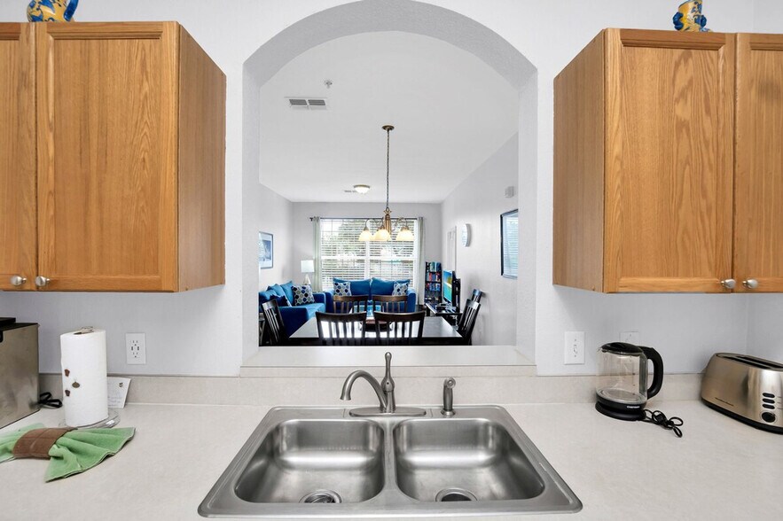 Building Photo - 2305 Butterfly Palm Way