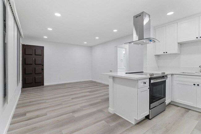 Interior Photo - 908 Roswell Avenue