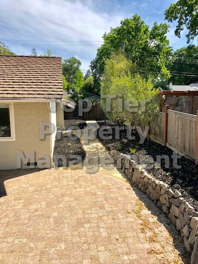 Building Photo - Very nice 4 Bed/3 Bath/2,145 Sqft House in West Danville available 6/15 for Lease!