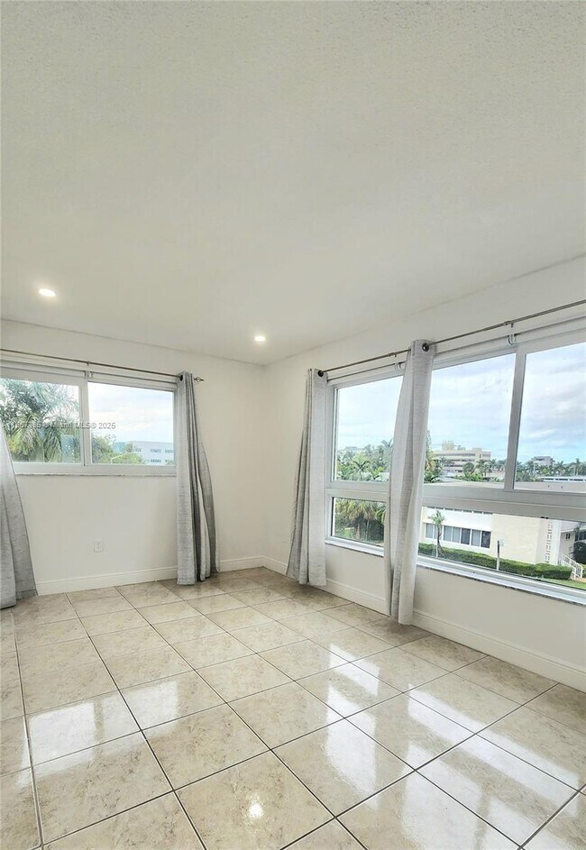 Building Photo - 1020 94th St