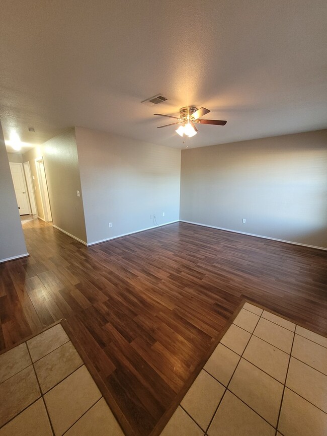 Building Photo - 3 bed 2 bath home with carport, move in re...