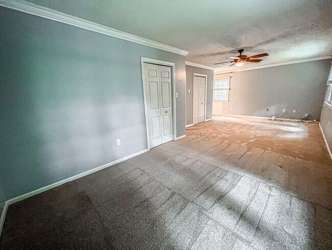 Building Photo - Remarkable Home With Spacious Deck And Det...