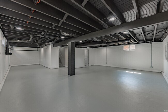Building Photo - 808 S Cullen Ave