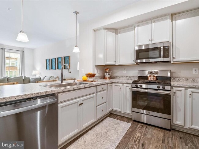 Building Photo - 5940 Etterbeek St