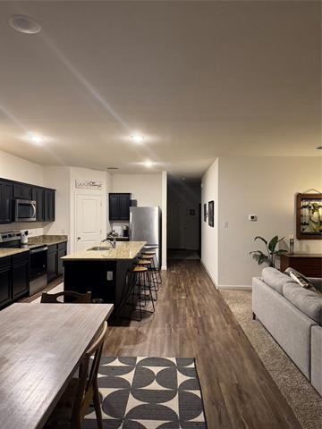 Building Photo - 824 Peach Tree Ln