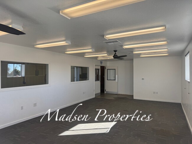 Building Photo - 1115 E Ewald Ct