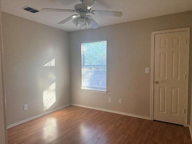 Building Photo - Three Bed/ Two Bath in Hollywood Park
