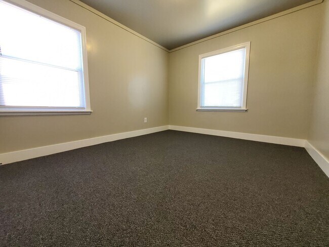 Building Photo - 3 Bed 1 Bath Home