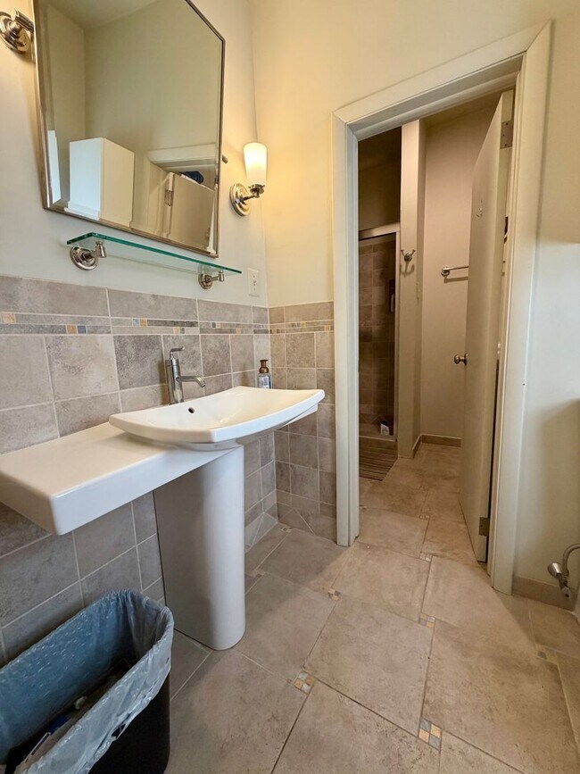 Building Photo - Stunning 4-Bedroom Home Nestled in Spruce Hill! Available in Mid-August!