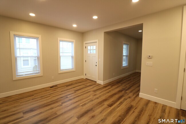 Building Photo - 6 Mary St