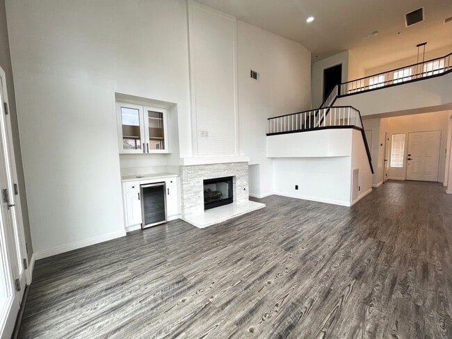 Building Photo - 4 bedroom, 2.5 bathroom home in a gated Riverside community!