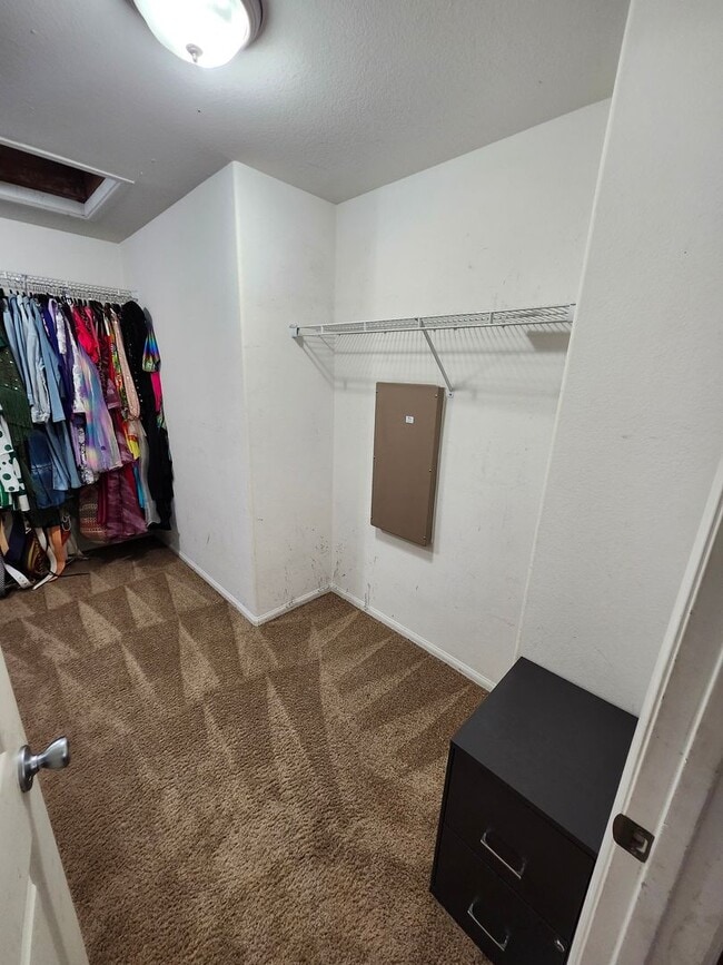 Building Photo - Beautiful two-story townhouse in Fontana G...