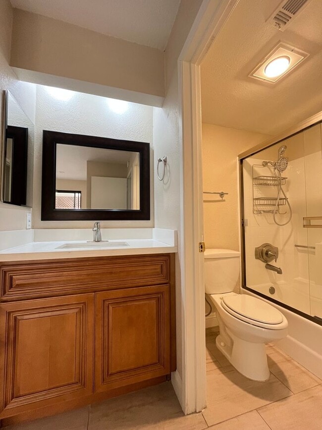 Building Photo - BEAUTIFULLY UPGRADED 1 STORY CONDO