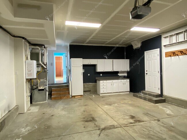 Building Photo - Charming and unique 2 BR in an upscale west Bend neighborhood