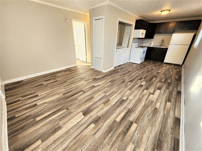 Building Photo - Location, Location, Location!! Remodeled 2BR/1BA duplex unit in East Nashville