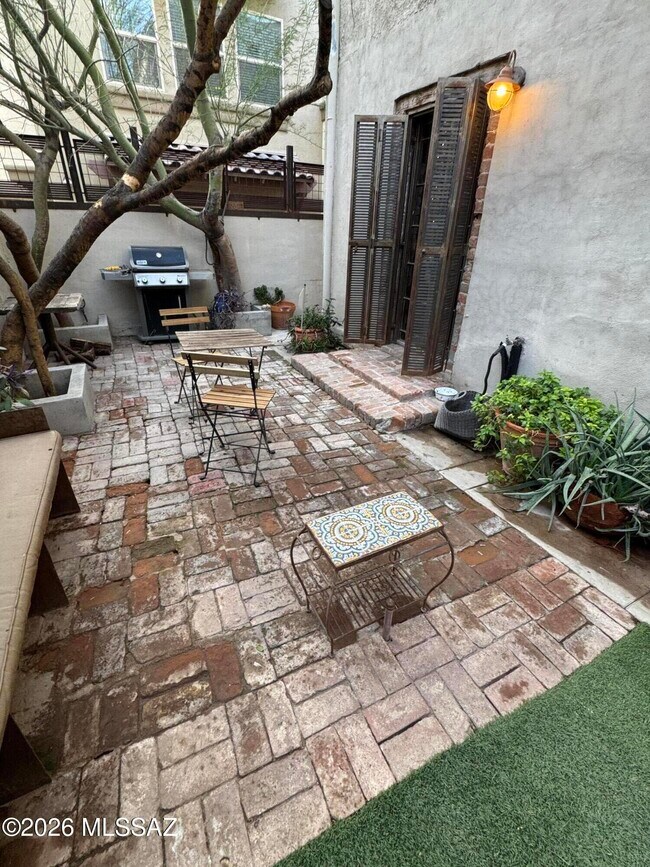 Building Photo - 21 E Corral St
