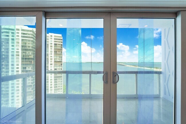 Building Photo - Stunning Waterfront Living in South Brickell