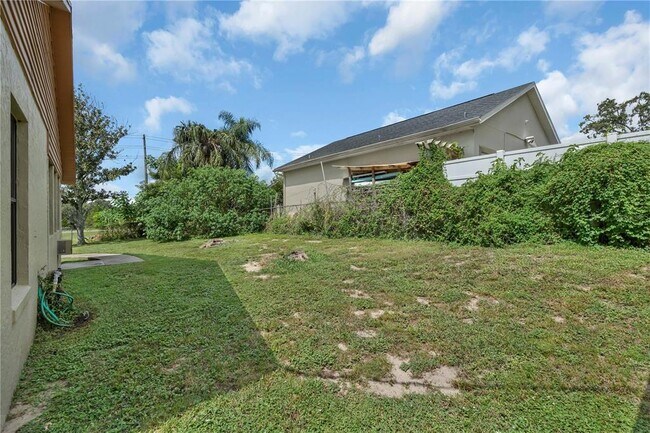 Building Photo - 10851 Log House Rd