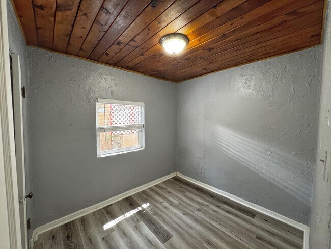 Building Photo - 426 Headingly Ave NW