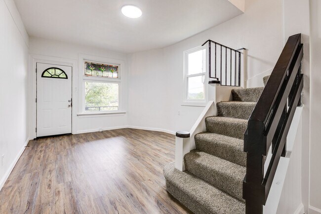 Building Photo - AVAILABLE August 2026 - Fully Renovated Mount Washington Charmer with Historic Details & Modern U...