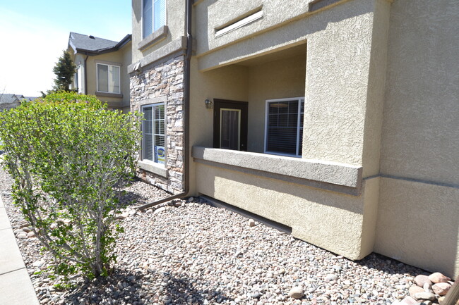 Building Photo - 2 bed 2 bath Townhome on Main Level with A/C