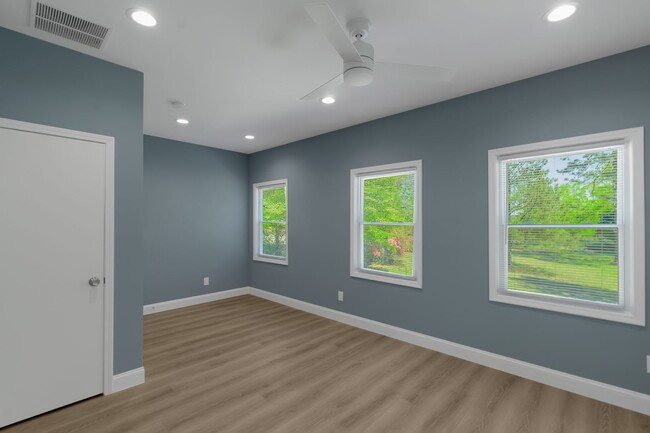 Building Photo - Your New Home Awaits!