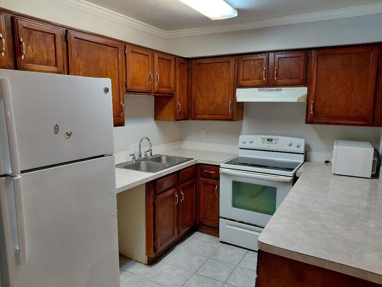 Building Photo - 3900 Woodchase Dr