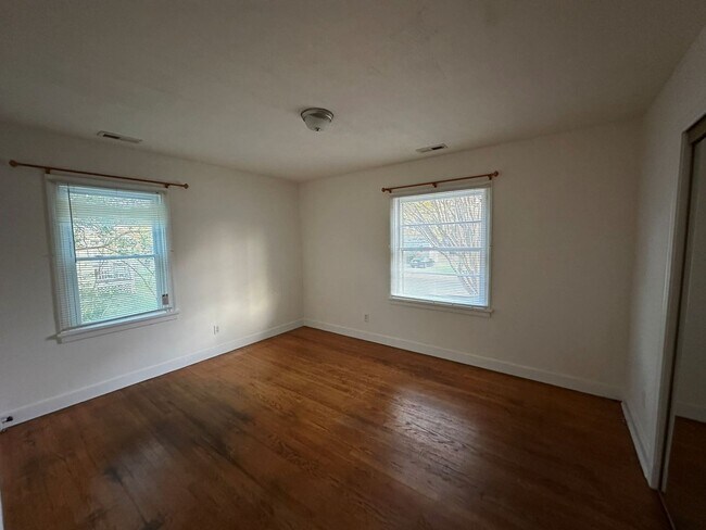 Building Photo - Rancher with Large Back Yard!