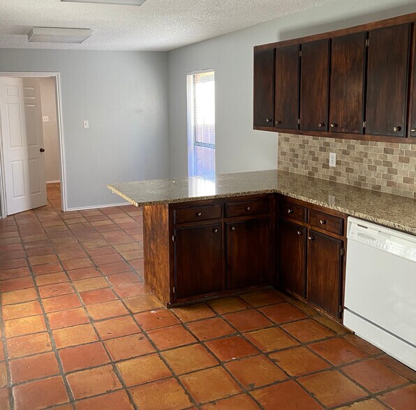 Kitchen - 4406 Parkhurst Dr