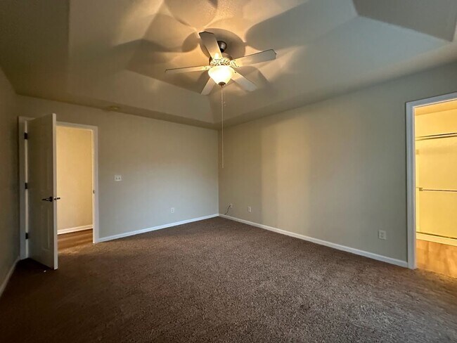 Building Photo - Well maintained home in desirable neighborhood!